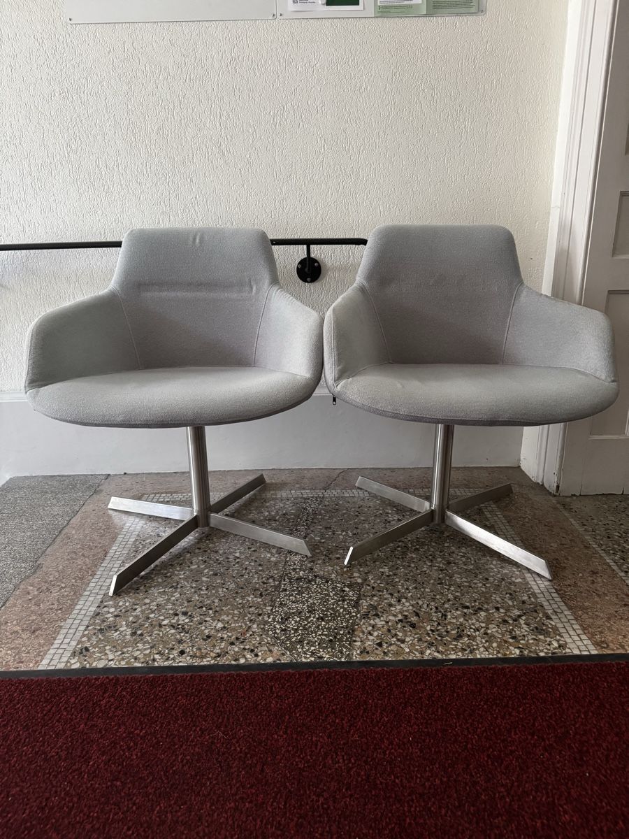 Interio Fauteuils: 2 Sessel Interio SOTA Soffbezug hellgrau Metallfuss drehbar – D'occasion à Zürich par Nobs1 1