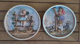 Set 2 Hummel-Stil Holzreliefs – Handgeschnitzt & Handbemalt