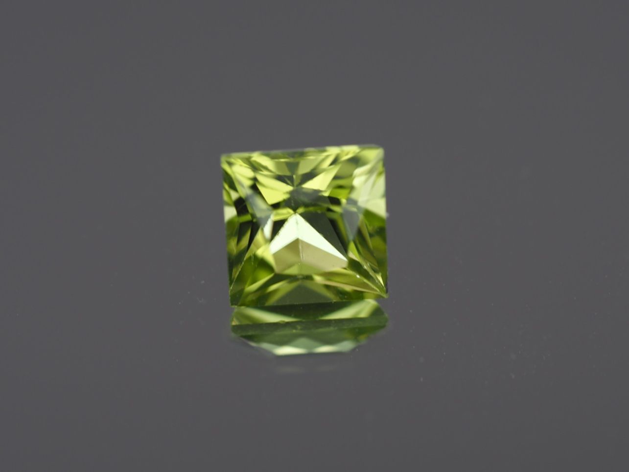 Edelsteine: Beautiful Green Peridot Princess Cut - 1.19ct – Neu und originalverpackt aus Buchs SG von OTNaturalGems 4