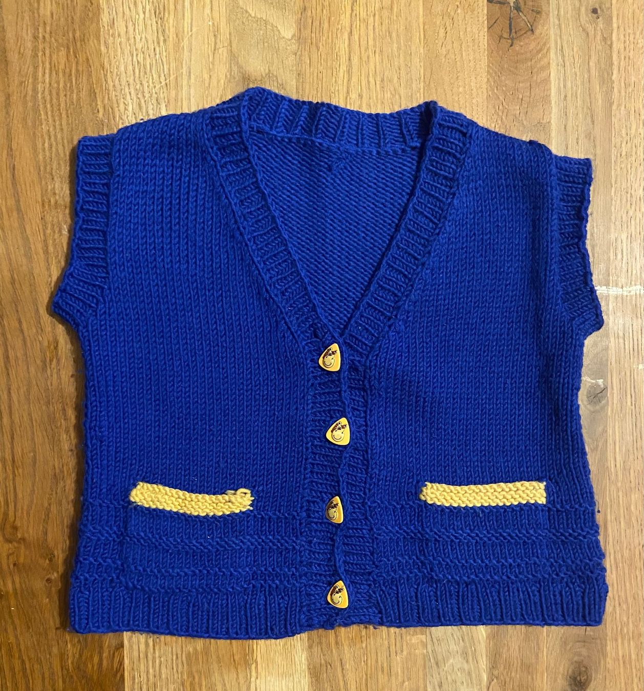Altro abbigliamento per bambino: Handgestrickte Strickweste RÖSSLI, 104/110 – Nuovo (secondo la descrizione) da Bassersdorf venduto da och_928l