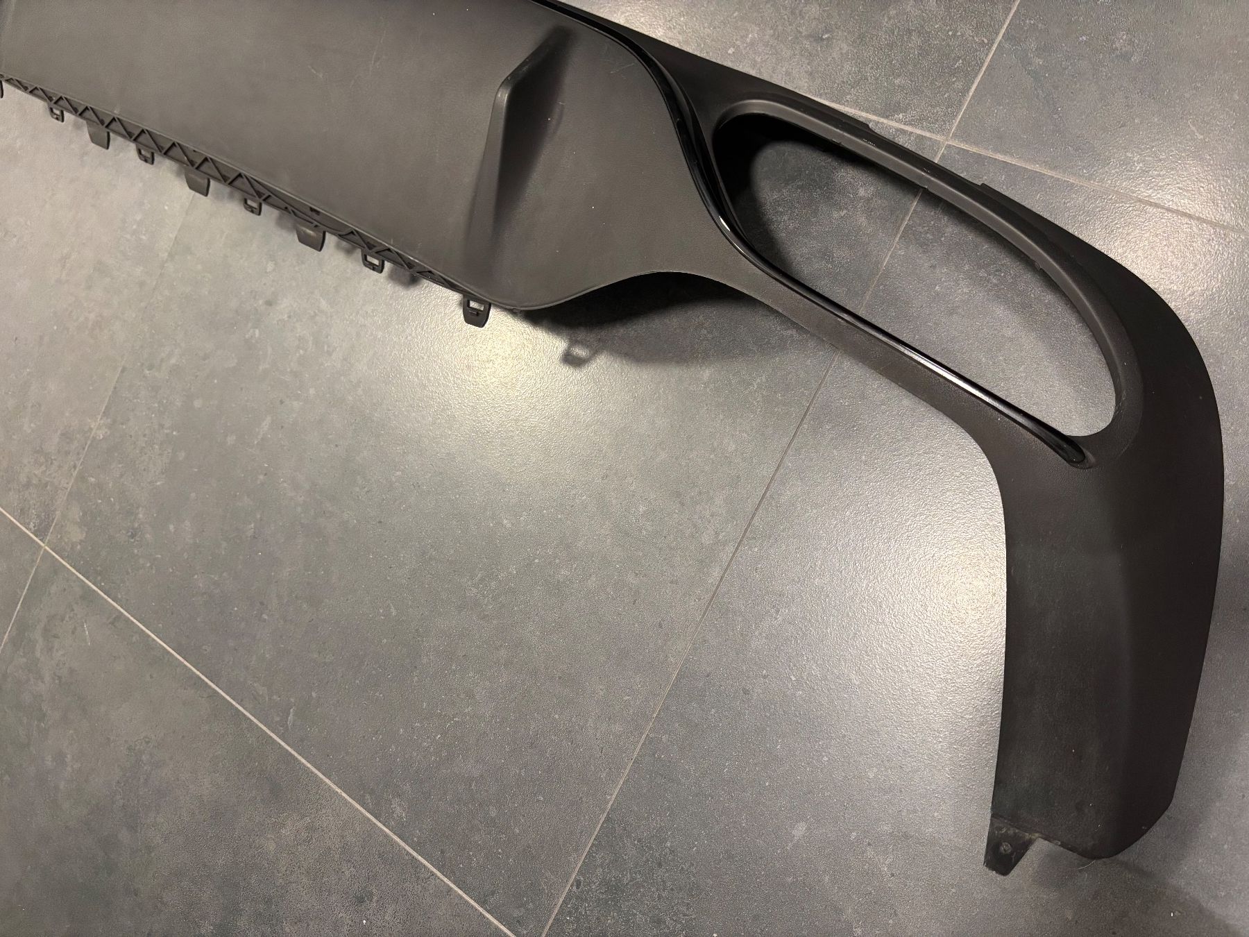 Duftöldiffusoren: Original Mercedes Benz E43 AMG Limousine Heckdiffusor Black – Gebraucht aus Lengnau BE von 4ConsultingSolutions 4