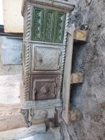 Ancien chauffage à bois en faïence