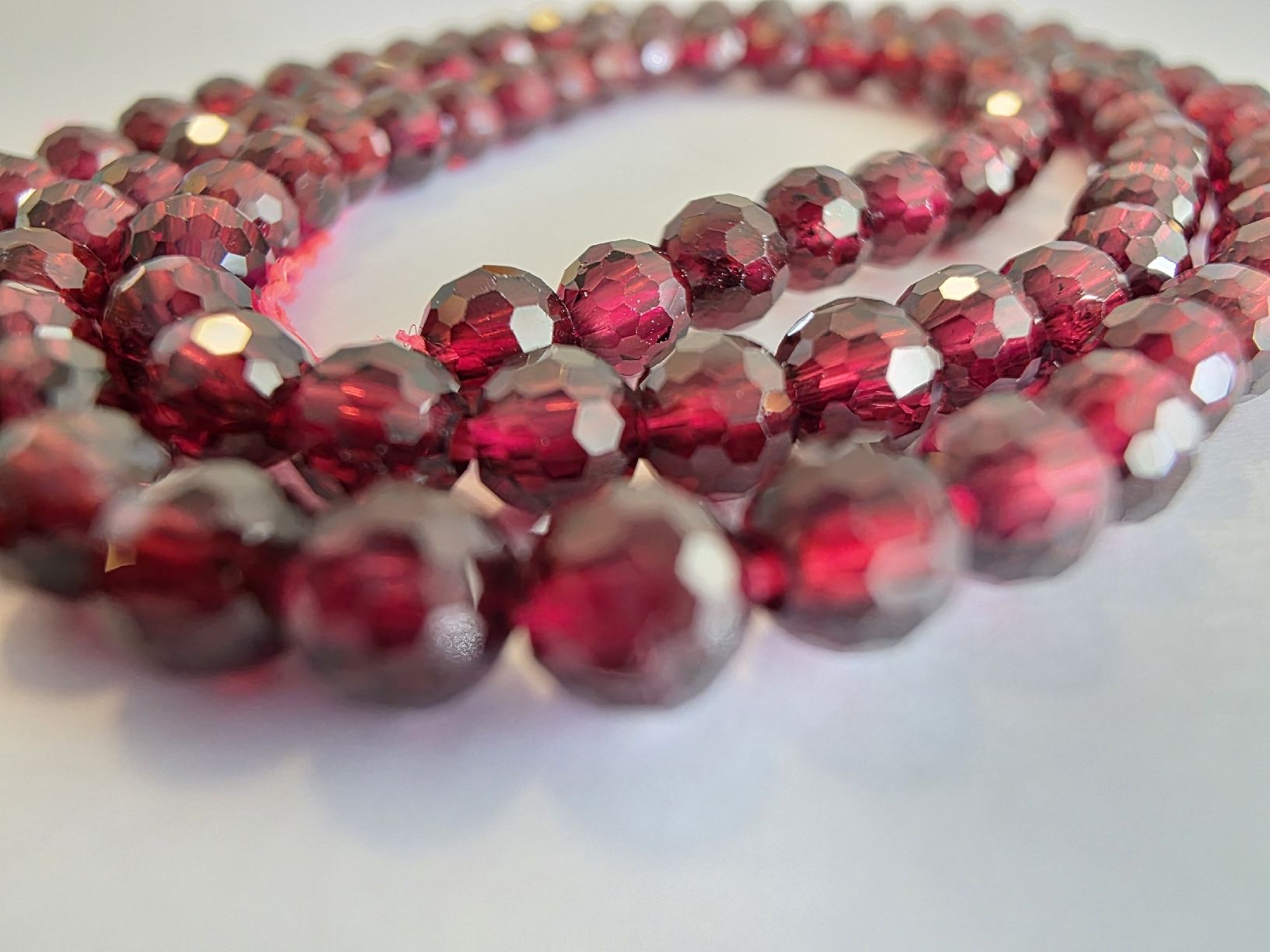 Minerali & Pietre curative: Pyrop - Granat facettiert 4mm. Strang – Nuovo e nell'imballaggio originale da Menziken venduto da Mirager