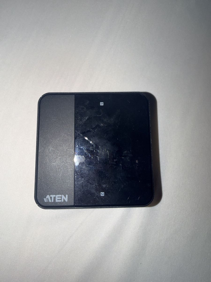 Hub & Switch: ATEN US234 2-Port USB 3.0 Peripheral Sharing Device – Usato da Neuchâtel venduto da sui_jcg9