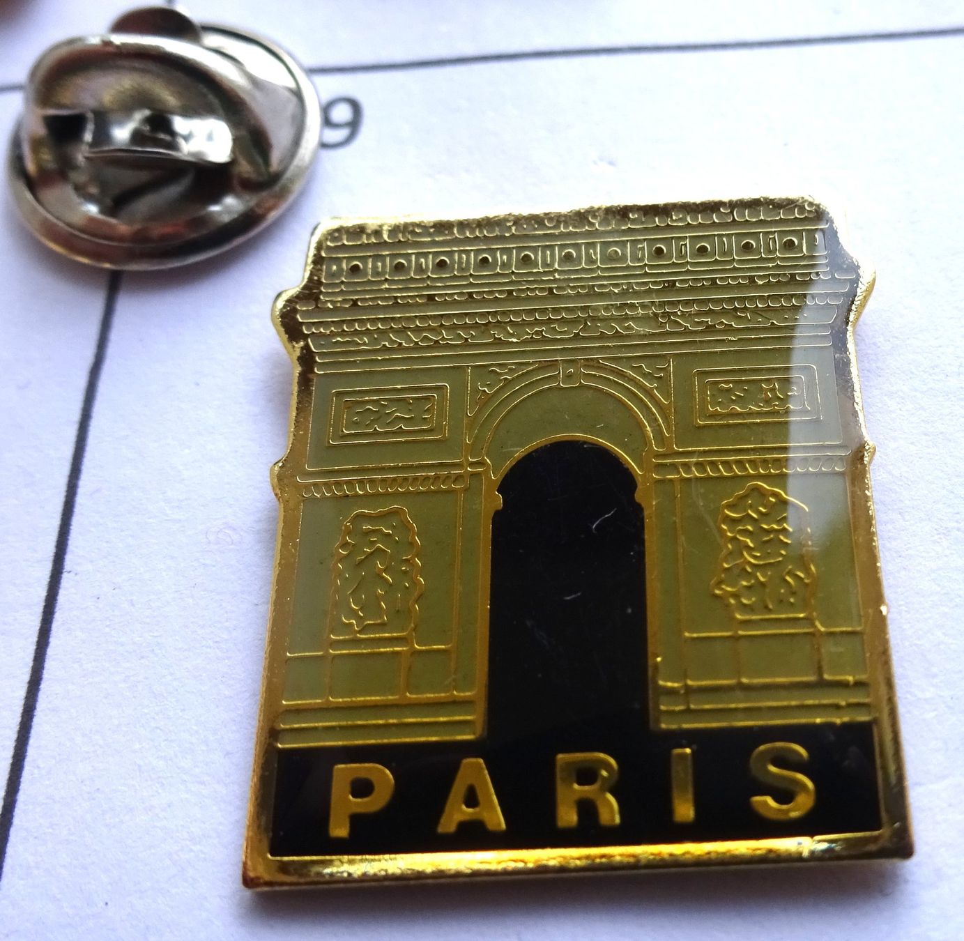 Placchette & Badge: Pin PARIS  Eingangstor – Usato da Utzenstorf venduto da BUtter81