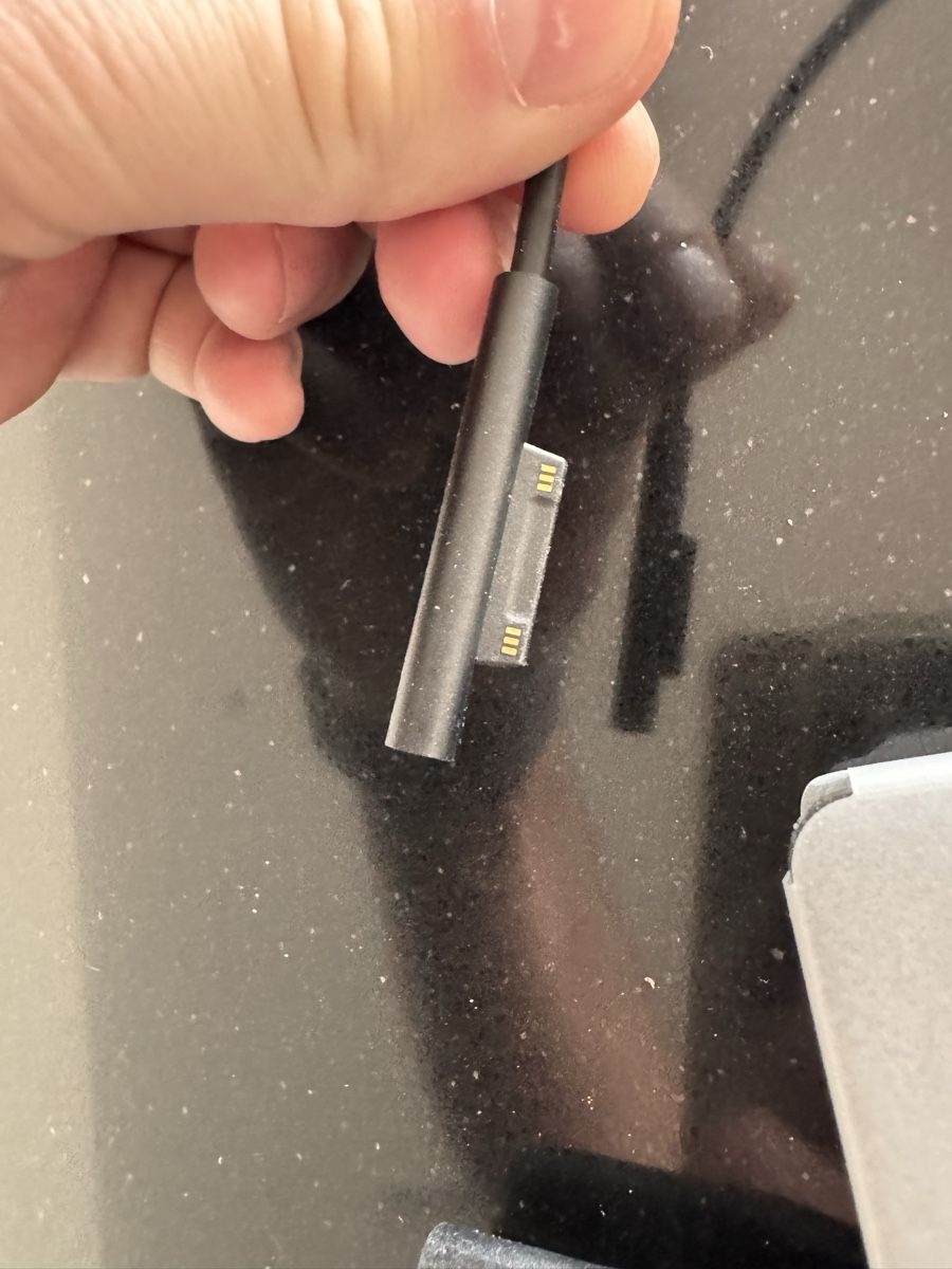 Microsoft Caricabatterie: Fabrikneues Microsoft Surface Ladegerät 39W – Nuovo (secondo la descrizione) da Gisikon venduto da Andy251 1