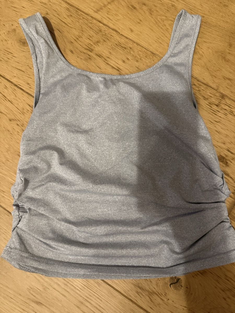 Shein Tops: Damen Tanktop grau Grösse M 95% Polyester 5% Elastan – D'occasion à Biberist par bierikim 1