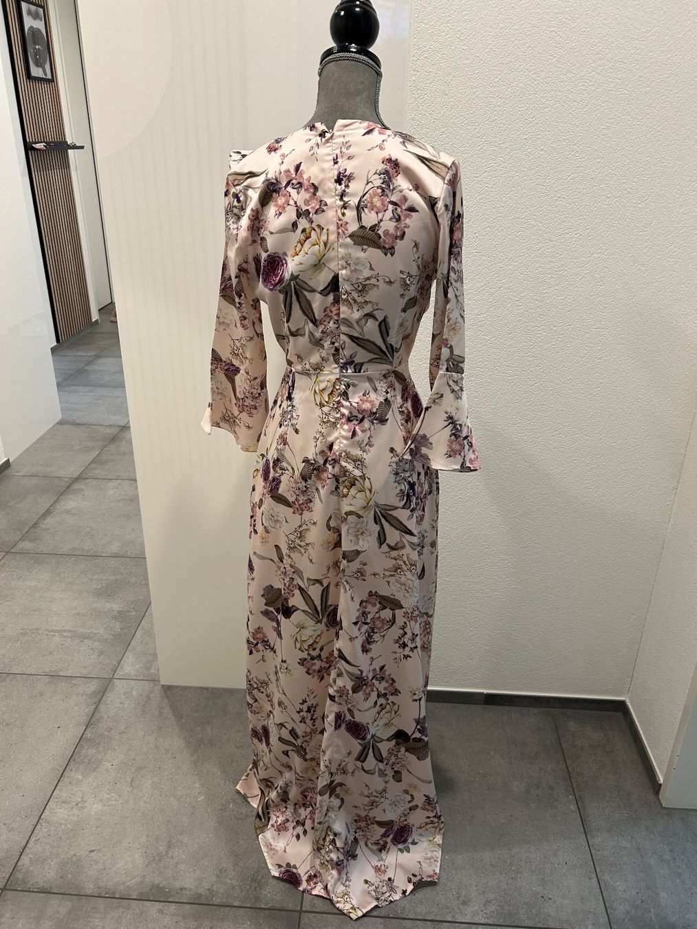Kleider: Wunderschönes bodenlanges Kleid (151Cm)  mit Blumenmuster – Gebraucht aus Stäfa von Armin_Dervic 1