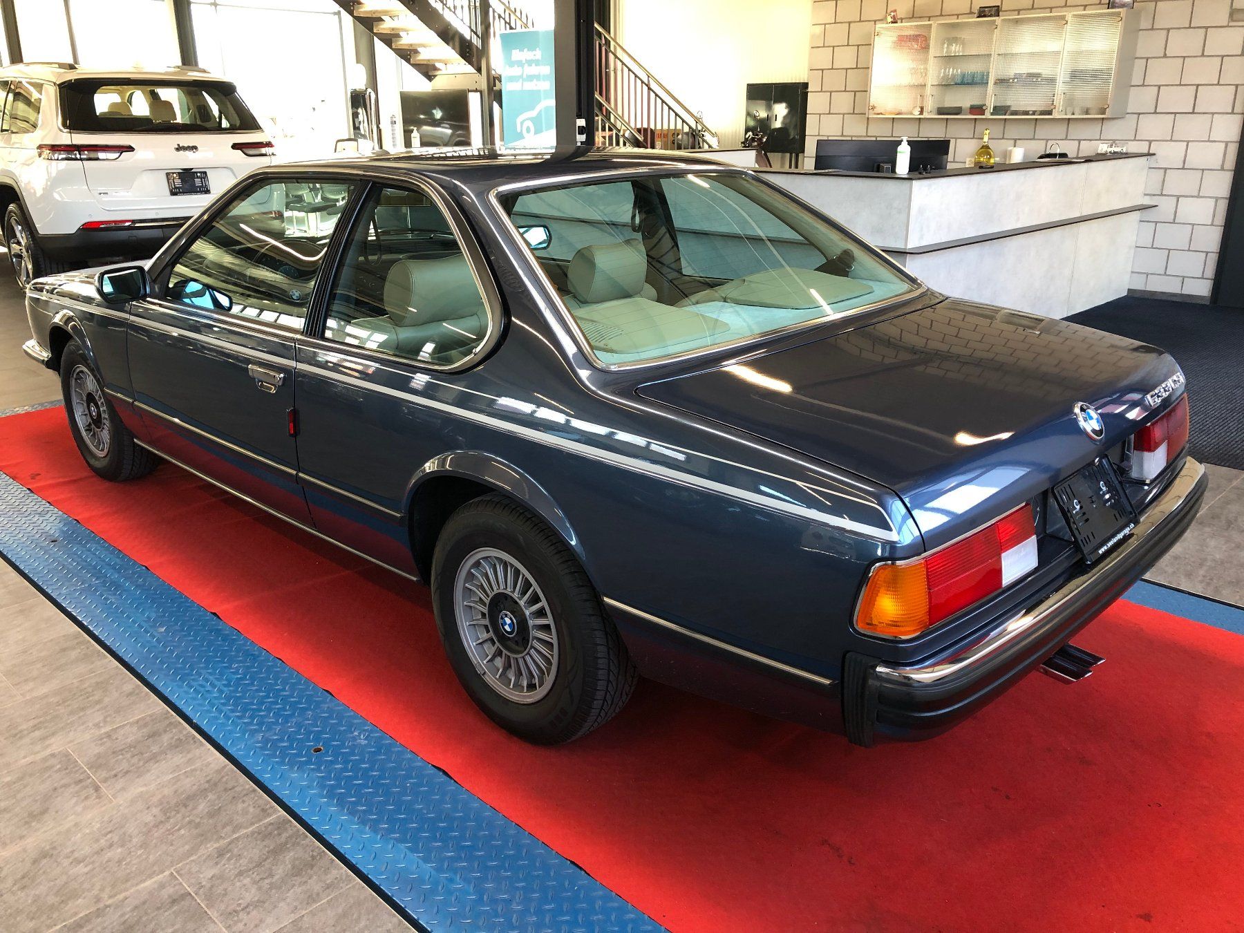 BMW Automobili: BMW 633 CSI (Coupé) – Usato da Gampelen venduto da Steuer0 2