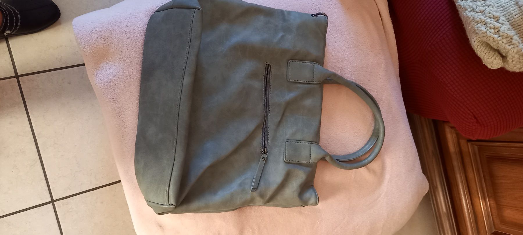 Borse da donna: Sac é main 2 anses gris avec motif clous – Usato da Yverdon-les-Bains venduto da Monique6 3