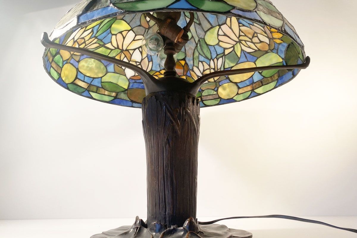 Tiffany & Co. Lampade: Tiffany Lampe Seerose Motiv mit Bronzefuss – Usato da Ballwil venduto da ClassicGallery 6