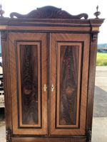 Antiker Schrank aus Gründerzeit 1880 mit Kranz
