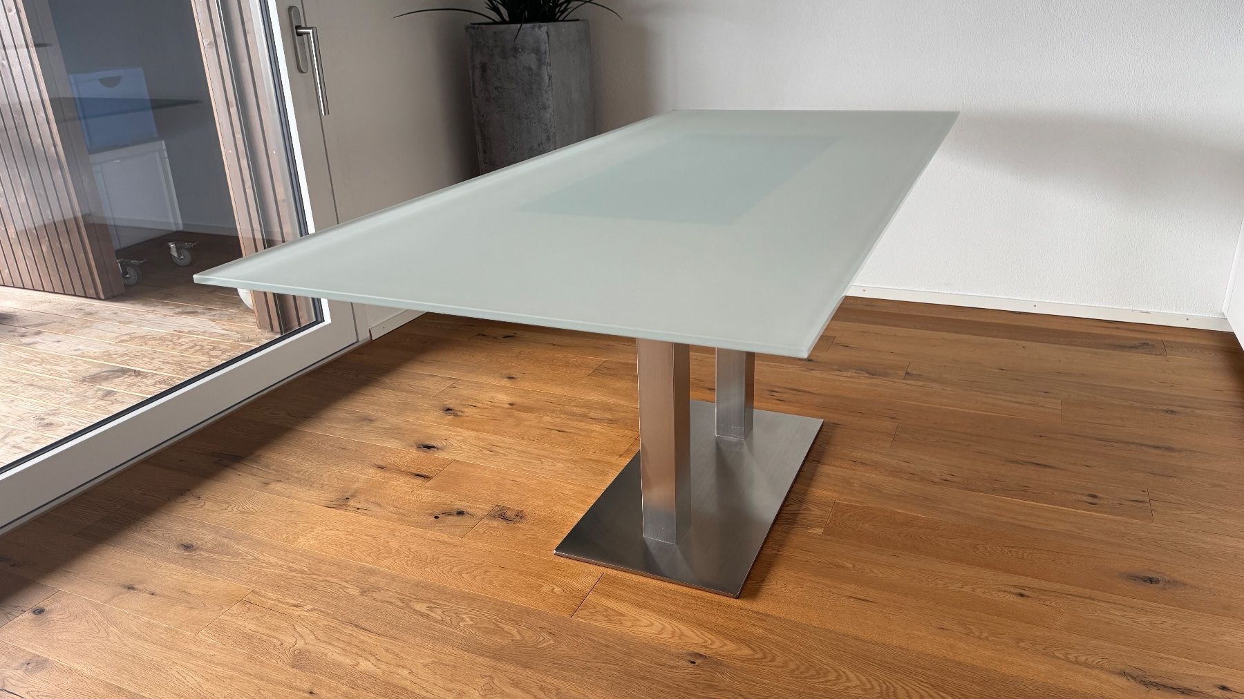Tische: Moderner matter Glastisch mit edlem Metallfuss – Gebraucht aus St. Erhard von secc