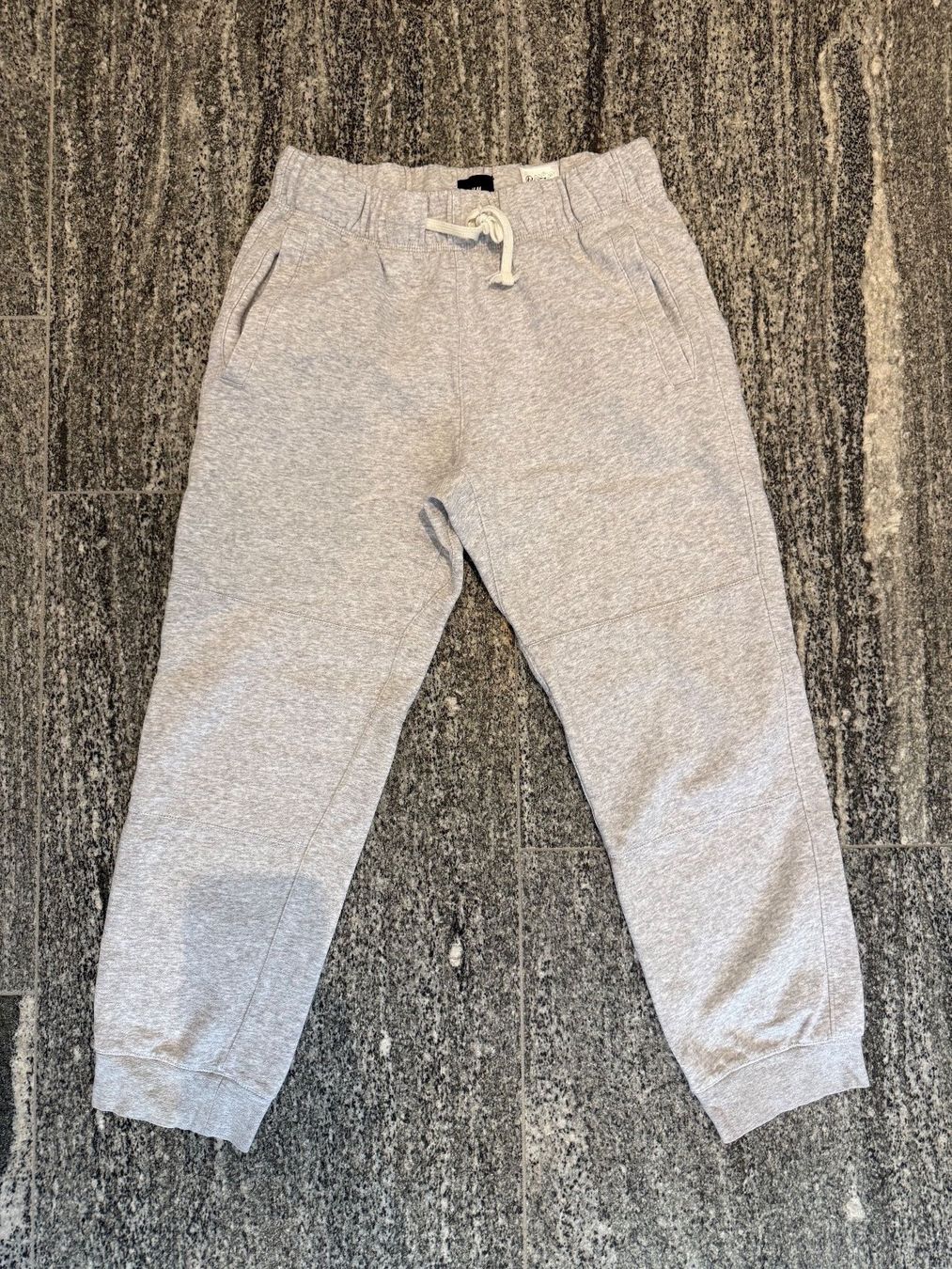 H&M Pantaloni: Light grey H&M Regular fit mens joggers – Usato da S. Vittore venduto da via_h2nb