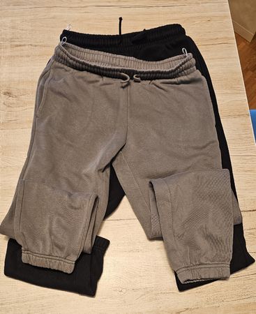 2 Jogginghosen C&A schwarz und grau Grösse 140 cm