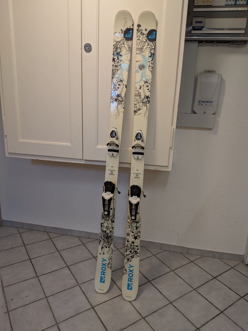Roxy Sci: Roxy Freeride-Ski All Mountain 165 cm inkl. Bindung – Usato da Zürich venduto da linda1449.