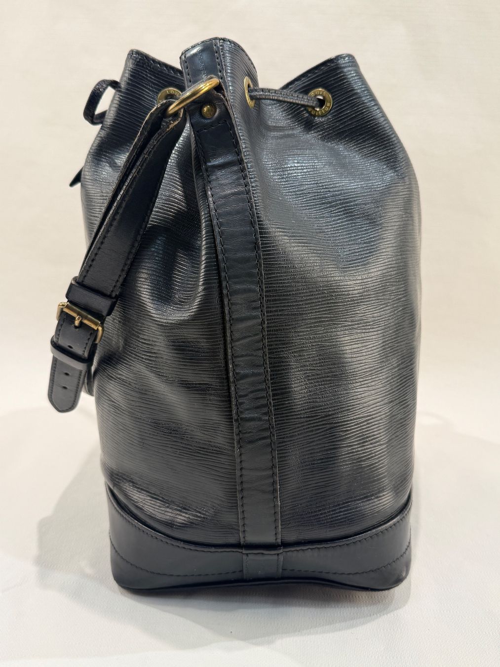 Louis Vuitton Taschen für Damen: Louis Vuitton Noé Grand Epi Schwarz – Original – Gebraucht aus Erlenbach ZH von iLuxury 2