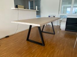 Moderner Massivholz-Esstisch