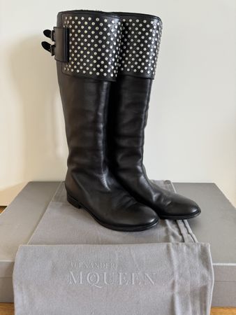 Bottes Alexander McQueen cuir noir cloutées t. 39