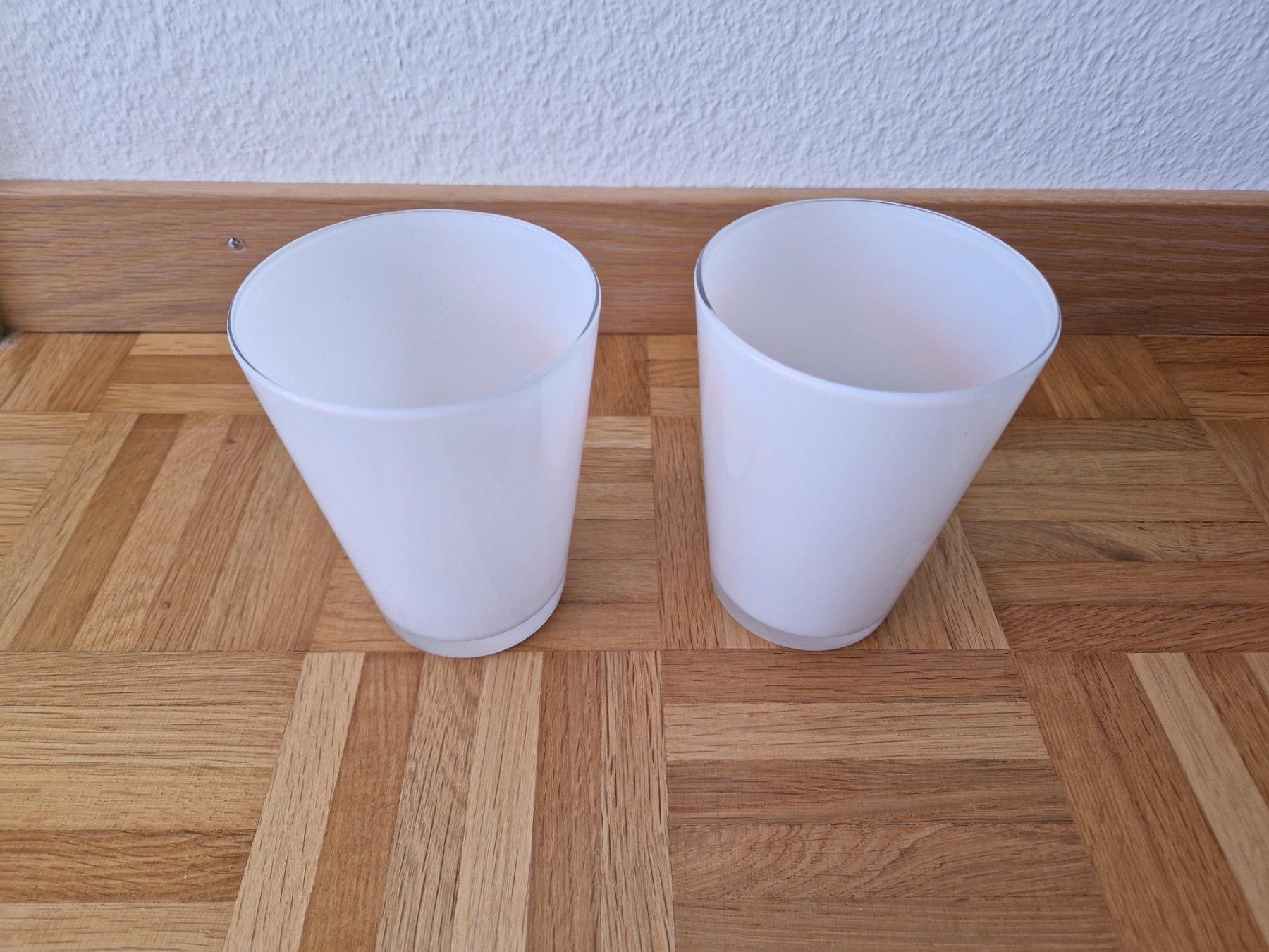 Vasi & Recipienti: 2 Vasen aus Glas in milchigen weiss – Nuovo (secondo la descrizione) da Zürich venduto da yro_qvz7