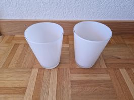 2 Vasen aus Glas in milchigen weiss