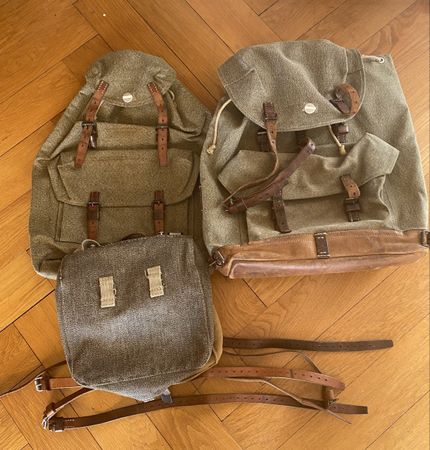 Lot de sacs militaires suisses vintage avec lanières en cuir