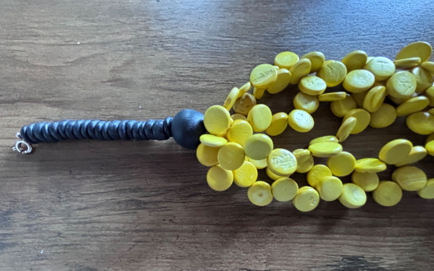 Catenine: Halsschmuck gelb mit Holzplättchen => Ab 5.- – Usato da Basel venduto da Seele7 1