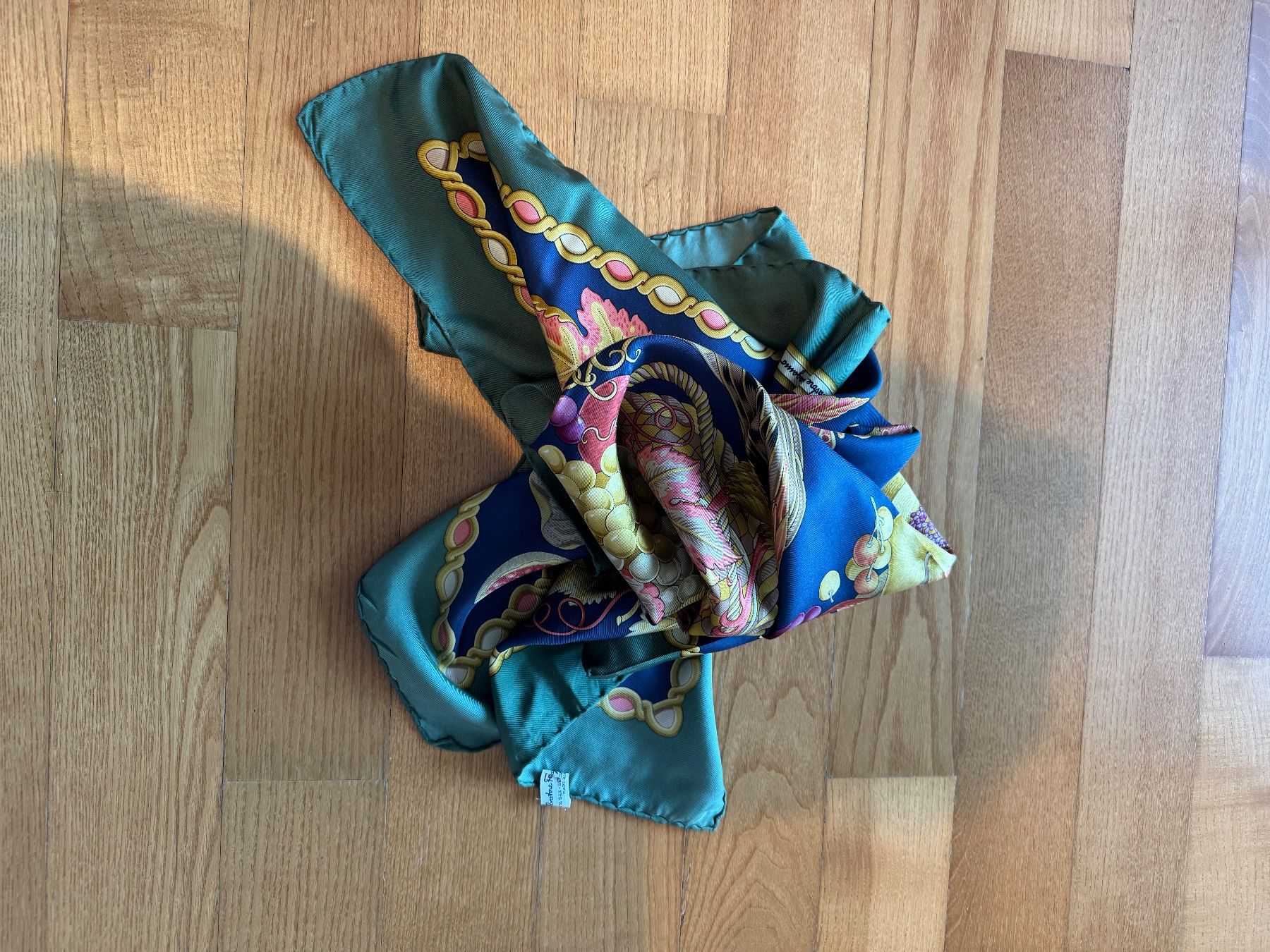 Salvatore Ferragamo Foulards, Tücher & Schals: Salvatore Ferragamo Silk Scarf – Gebraucht aus Winterthur von Wavaa 2