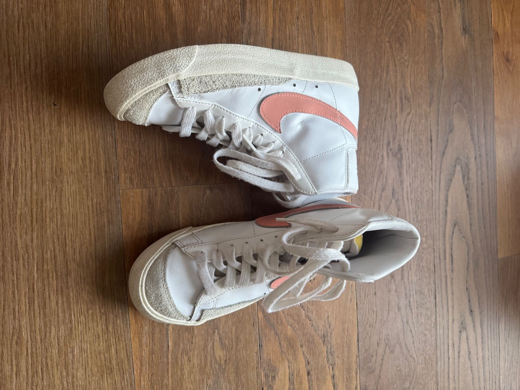 Nike Scarpe da donna: Nike Blazer mit pinken Details – Usato da Ennetbaden venduto da cel_n86d 1