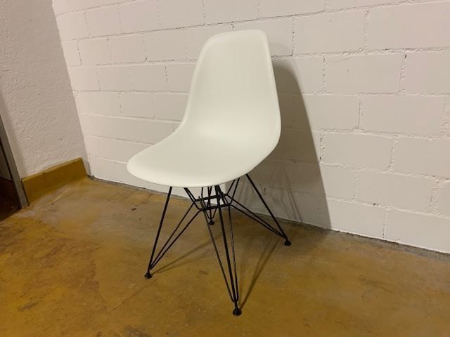 Vitra Stühle: Vitra DSR Eames Plastic Side Chair Ausstellungsstück – Neu (gemäss Beschreibung) aus St. Gallen von MSMoebelhandel 2