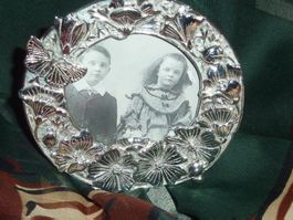 cadre photo silver au motif de fleurs et un papillon