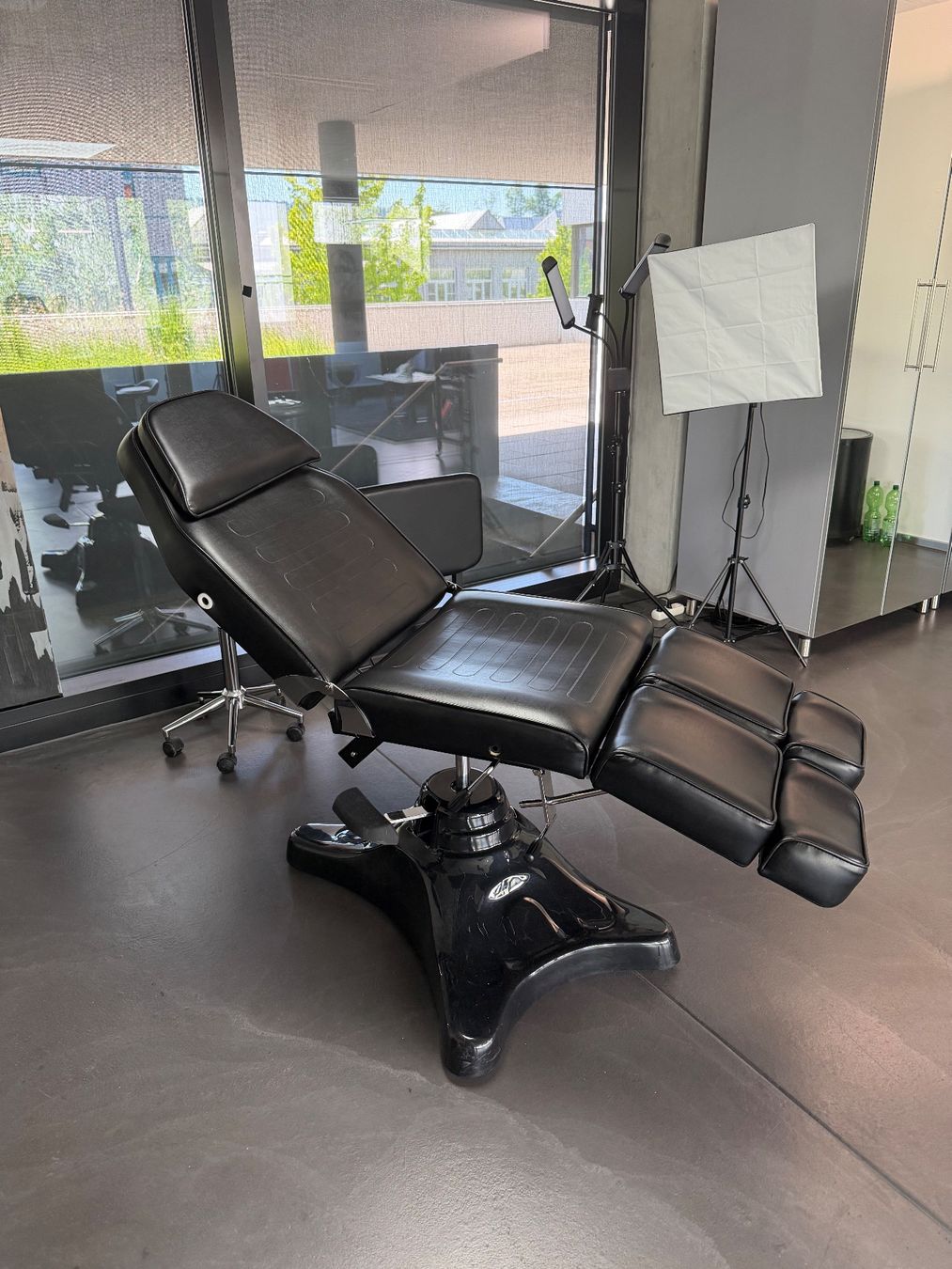 Liegen & Liegestühle: Tattooliege – Gebraucht aus Wallisellen von loo_q56x 4