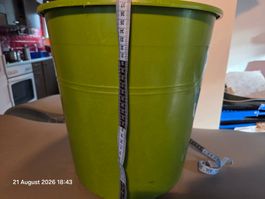 Seau/poubelle en plastique vert, hauteur 37cm, diametre 37cm