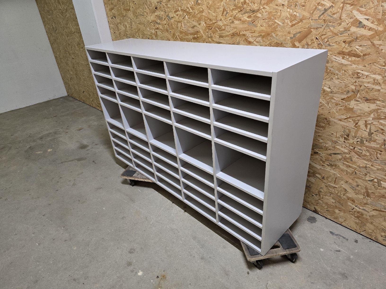 Produktbild von 2er-Set Acryl-Etikettenspender Mit Wochentagsfächern Und Abdeckung – Für Aufkleberrollen, Wandmontierbar (ohne Etiketten)