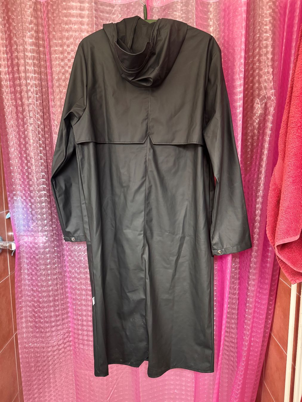 Rains Giacche: Rains schwarze lange Regenjacke – Usato da Zürich venduto da bananadoll 1