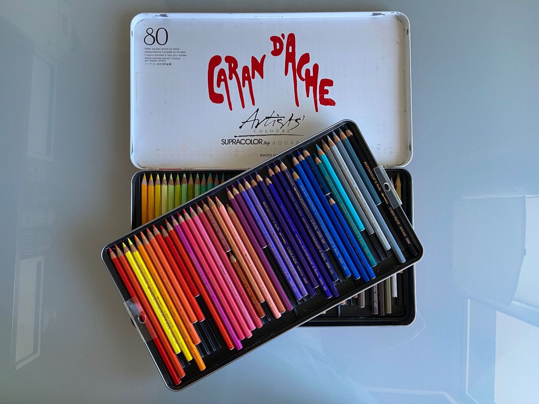 Caran D'Ache Crayons, crayons de couleur & craies: 1 boîte de crayons de couleurs - 80 – D'occasion à Lausanne par maintenant