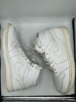 Baskets Nike Air Jordan 1 Mid blanc taille 41 usagé