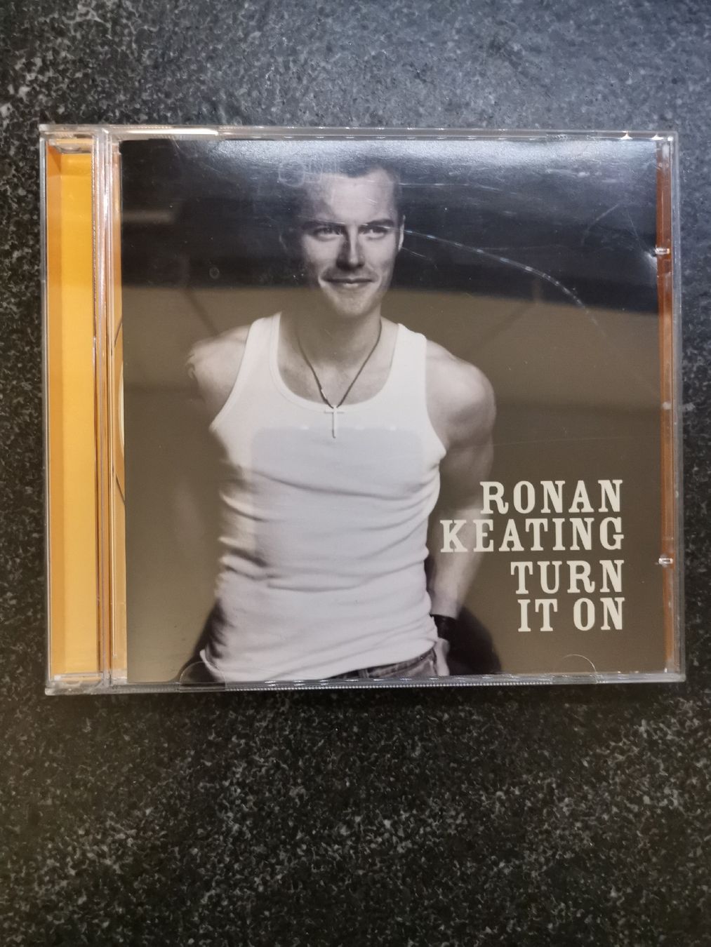 CD: RONAN KEATING TURN IT ON – Usato da Genève venduto da abba74