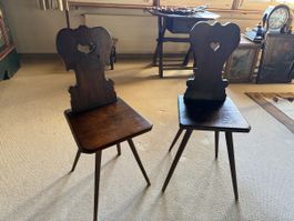 Alte Stühle mit Herz-Motiv, 2 Stück, Holz, zu verkaufen!