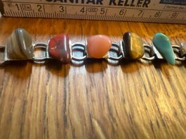 Hübsches Vintage Armband mit verschiedenen Edelsteinen.