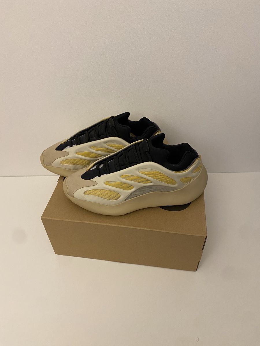 Adidas Herrenschuhe: Yeezy 700 V3 Sneaker Size 43 1/3 – Gebraucht aus Brüttisellen von xe_m 1