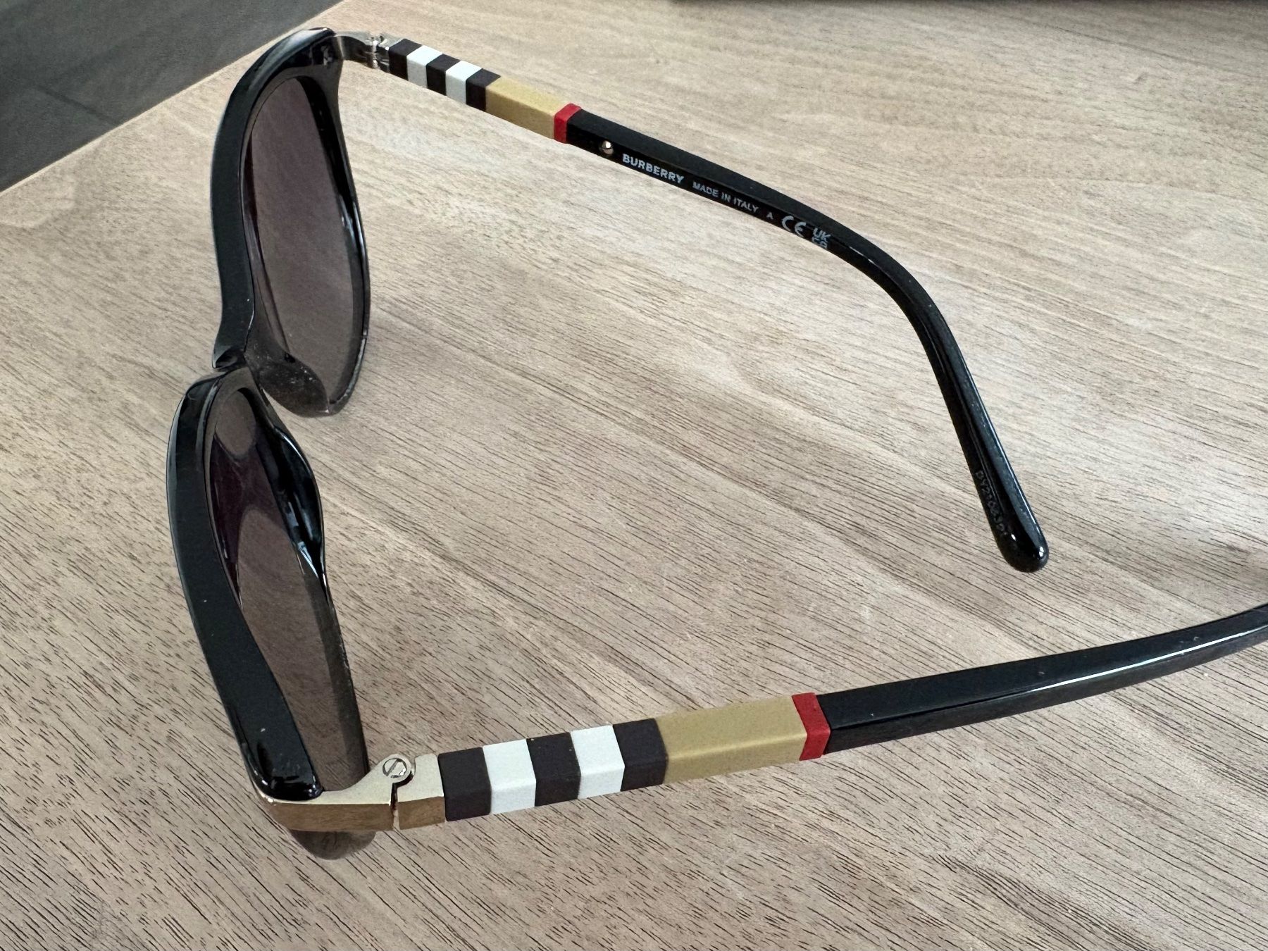 Burberry Occhiali & Lenti: Schöne Sonnenbrille – Nuovo (secondo la descrizione) da Seuzach venduto da Rose56 1
