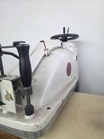 Schwenkarm-Stanzmaschine