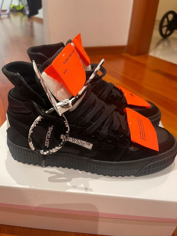 Off-White Scarpe da donna: Off white off court sneakers 36 37 – Nuovo (secondo la descrizione) da Kilchberg ZH venduto da cruella
