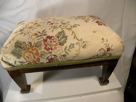 Antiker Schemel mit Blumendekor-Stoffbezug
