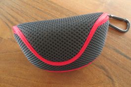 Brillenetui mit Karabinerhaken für Sportbrille