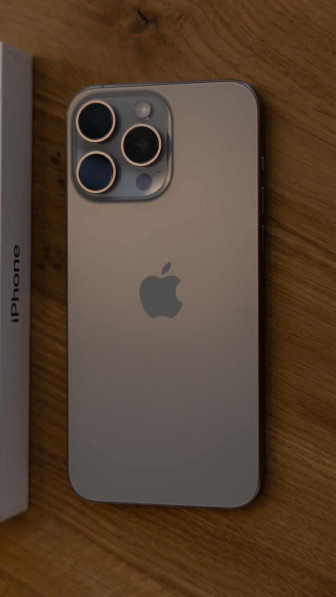 Apple Telefoni cellulari / Smartphones: iPhone 15 Pro Max – Usato da Hindelbank venduto da Fox_b7f6 3