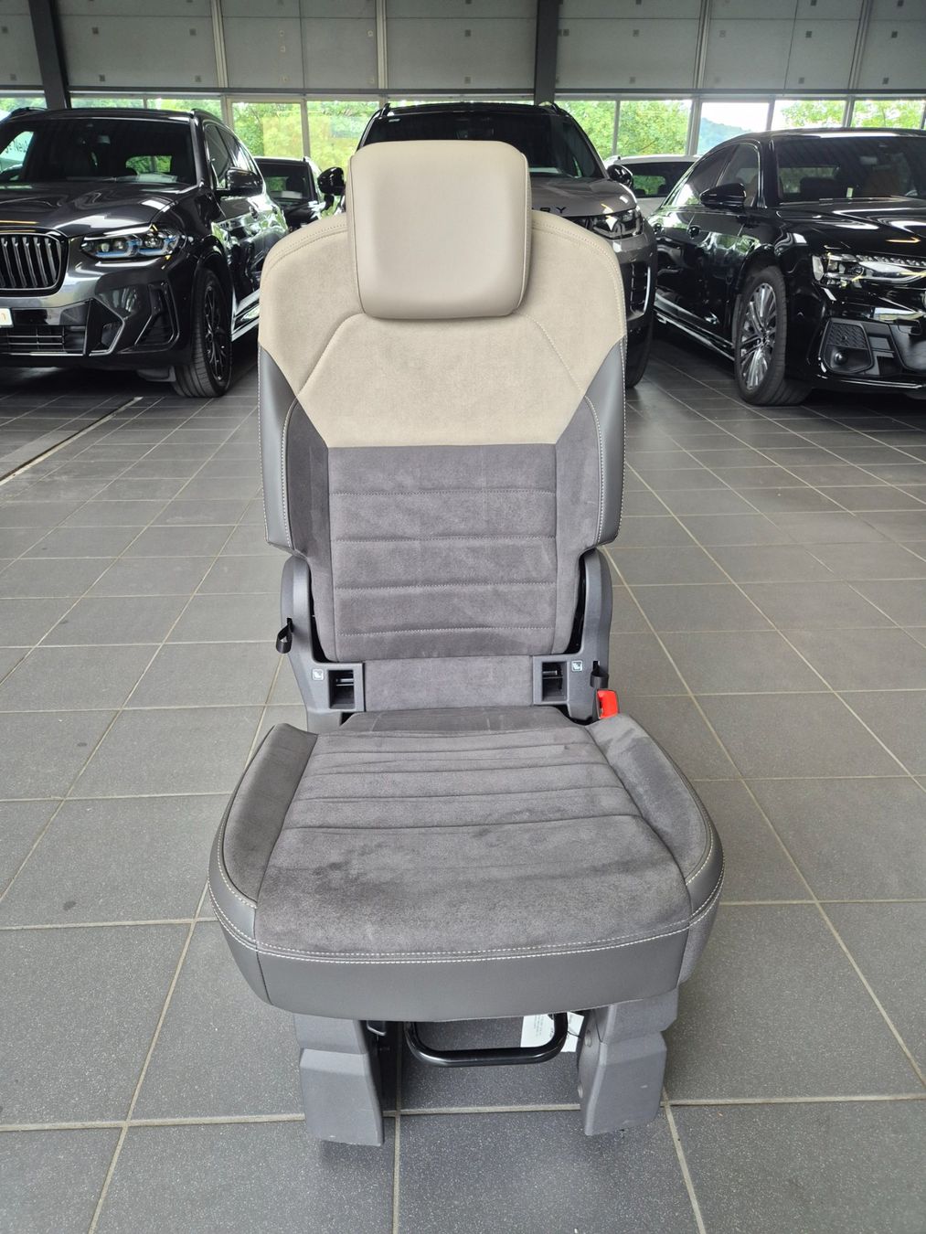Volkswagen Toutes les pièces auto: Sitz für VW T7 Multivan – D'occasion à Winterthur par WEWi-Ersatzteile