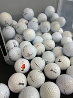 74 verschiedene Golfbälle und eine Pitchgabel