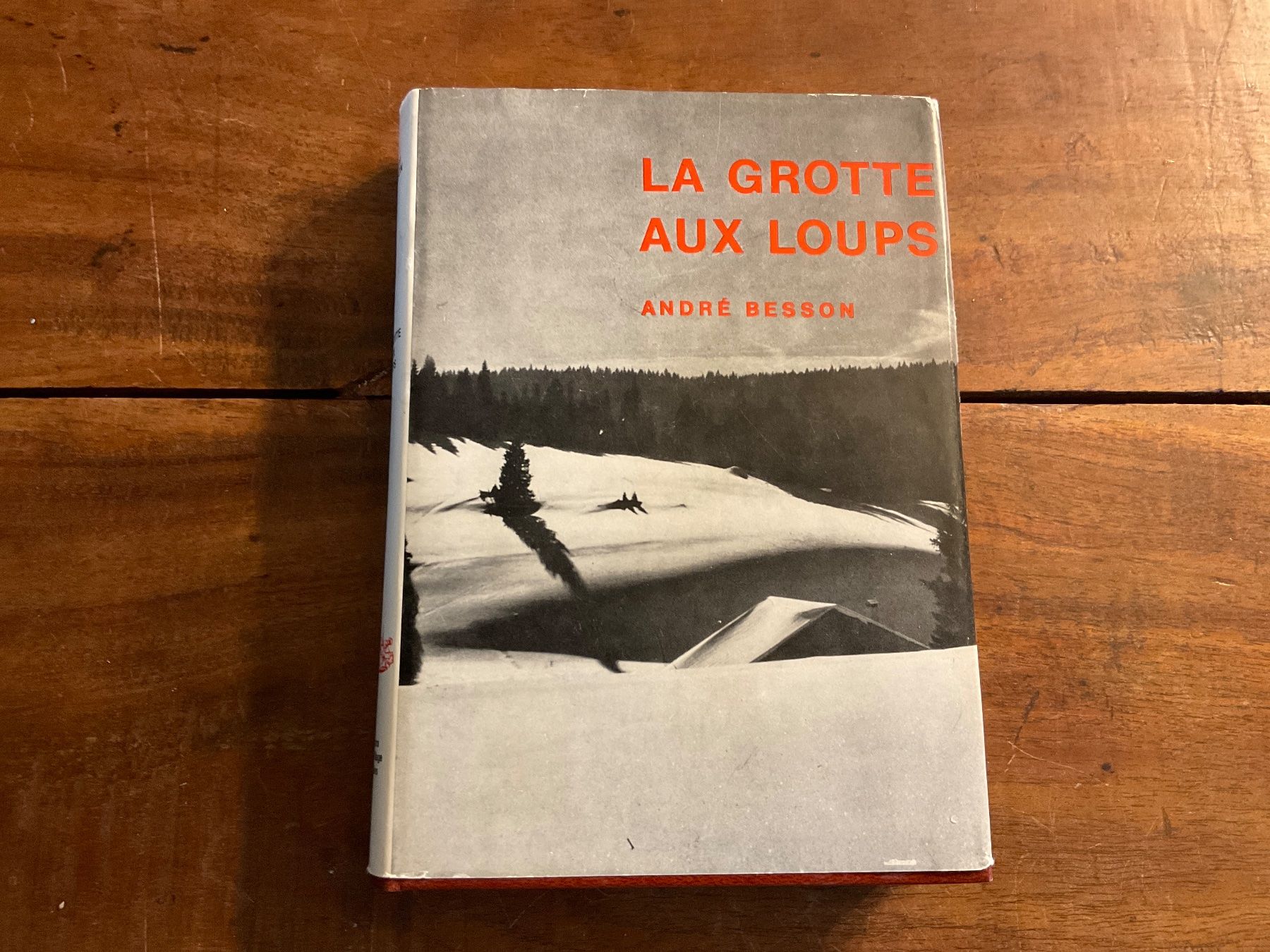 La Grotte aux Loups, André Besson, Roman d'hiver rare. (D'occasion) à ...